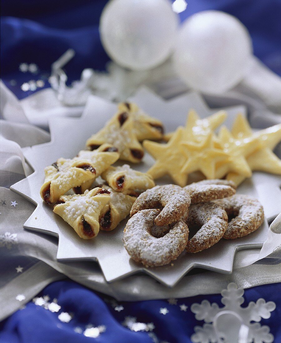 Assorted Christmas biscuits on star-shaped plate