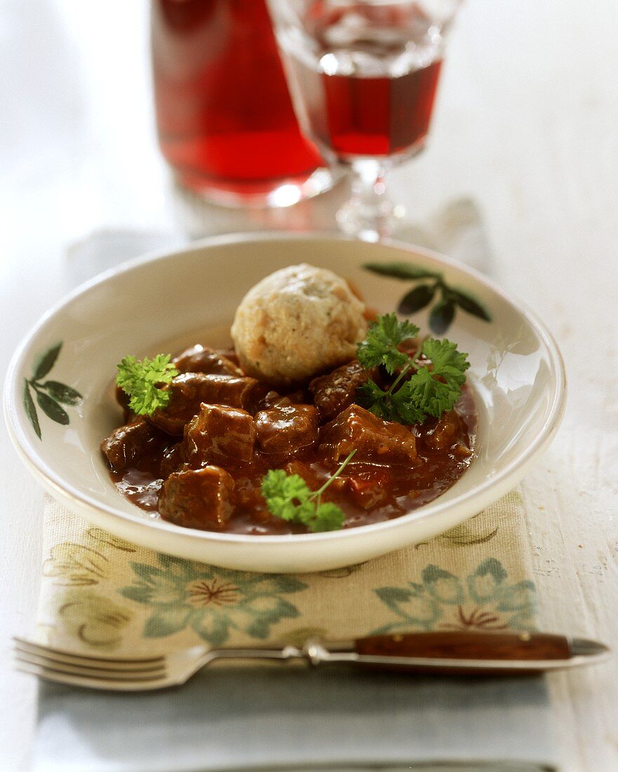 Gulasch mit einem Semmelknödel