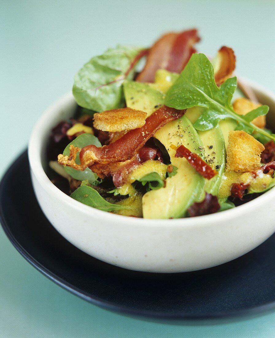 Avocadosalat mit Bacon und Rucola