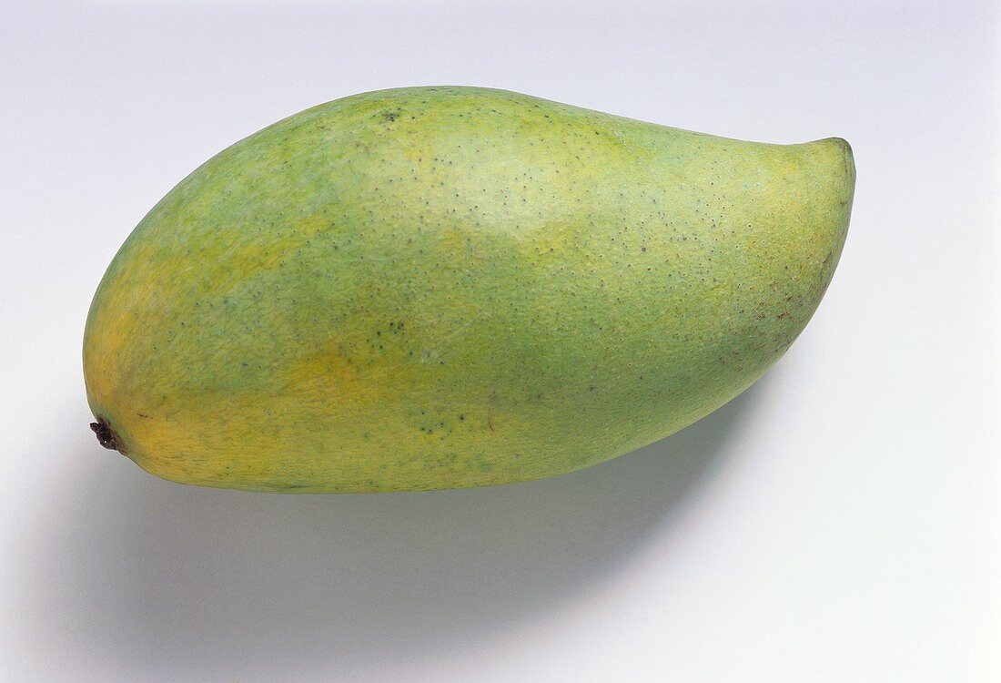 Eine grüne Mango