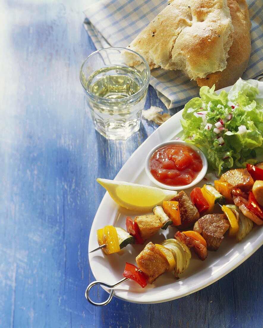 Fleisch-Gemüse-Spiesschen mit Dip und Blattsalat