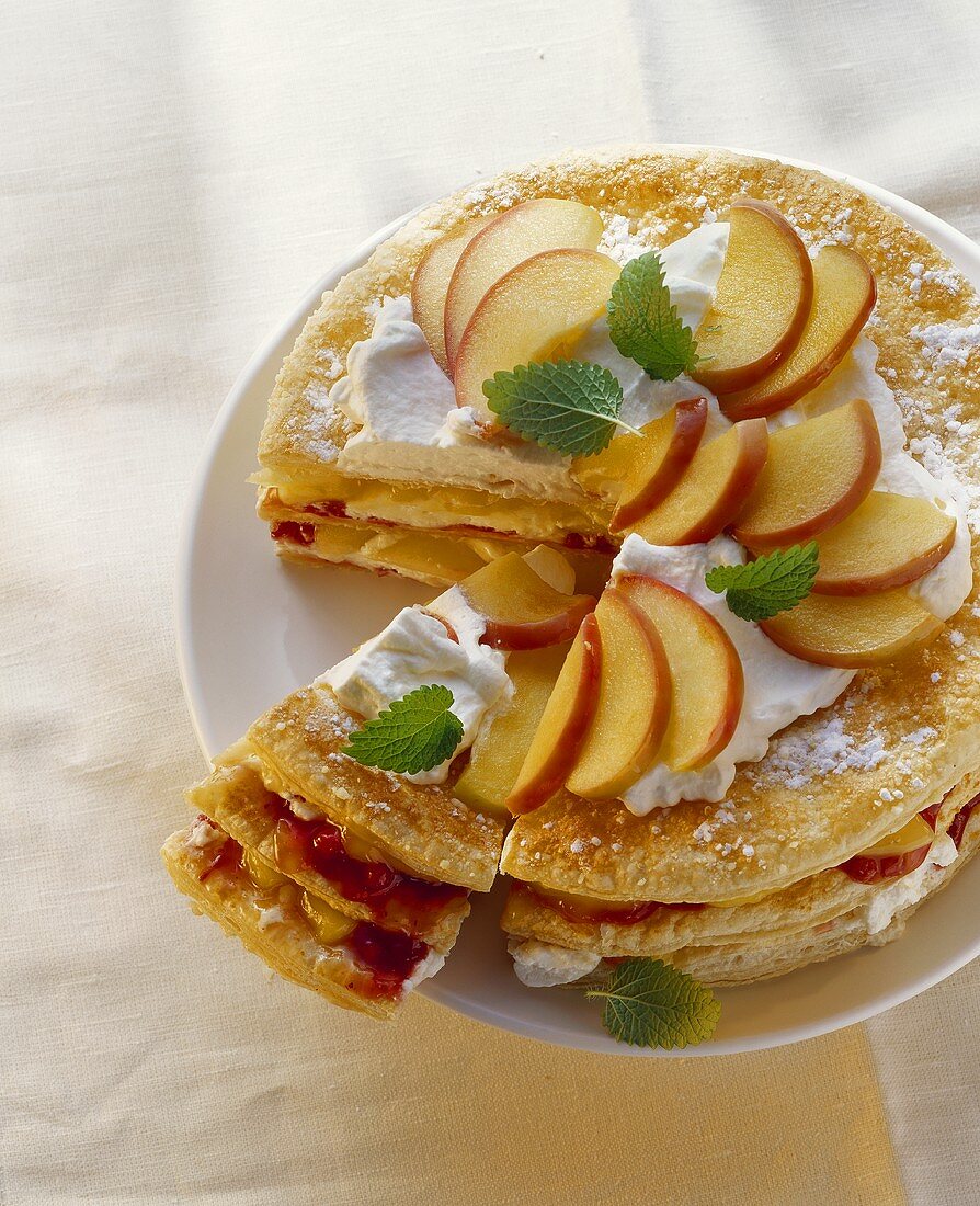 Apfel-Blätterteig-Torte mit Sahne