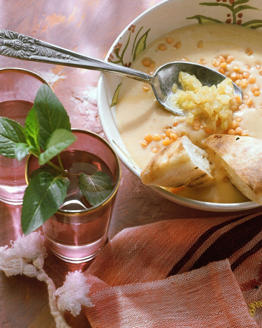 Linsencremesuppe mit Fladenbrot