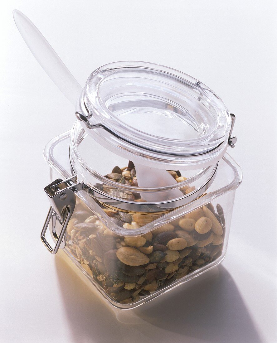 Nüsse in einem Einmachglas