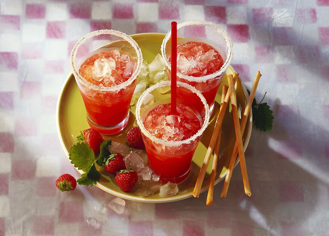 Drei Gläser Erdbeerdaiquiri (Cocktail mit Rum und Erdbeeren)