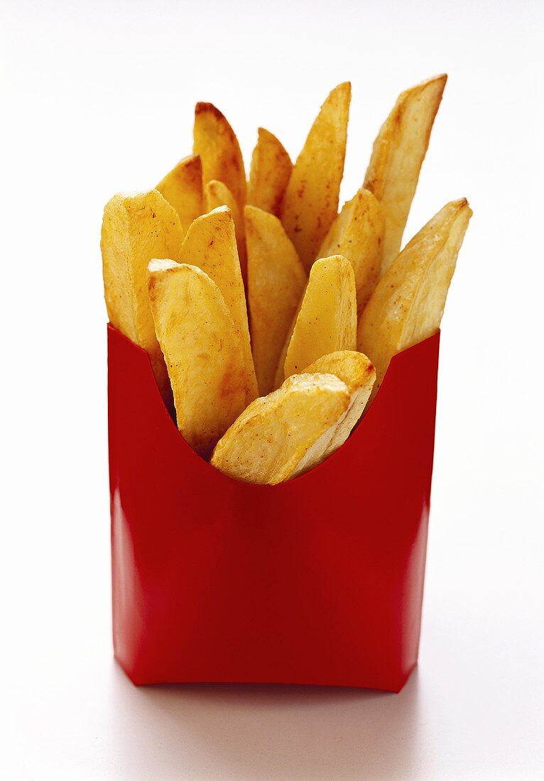 Pommes frites in roter Papiertüte