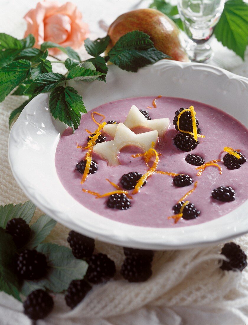 Kalte Brombeersuppe mit Birnenscheiben