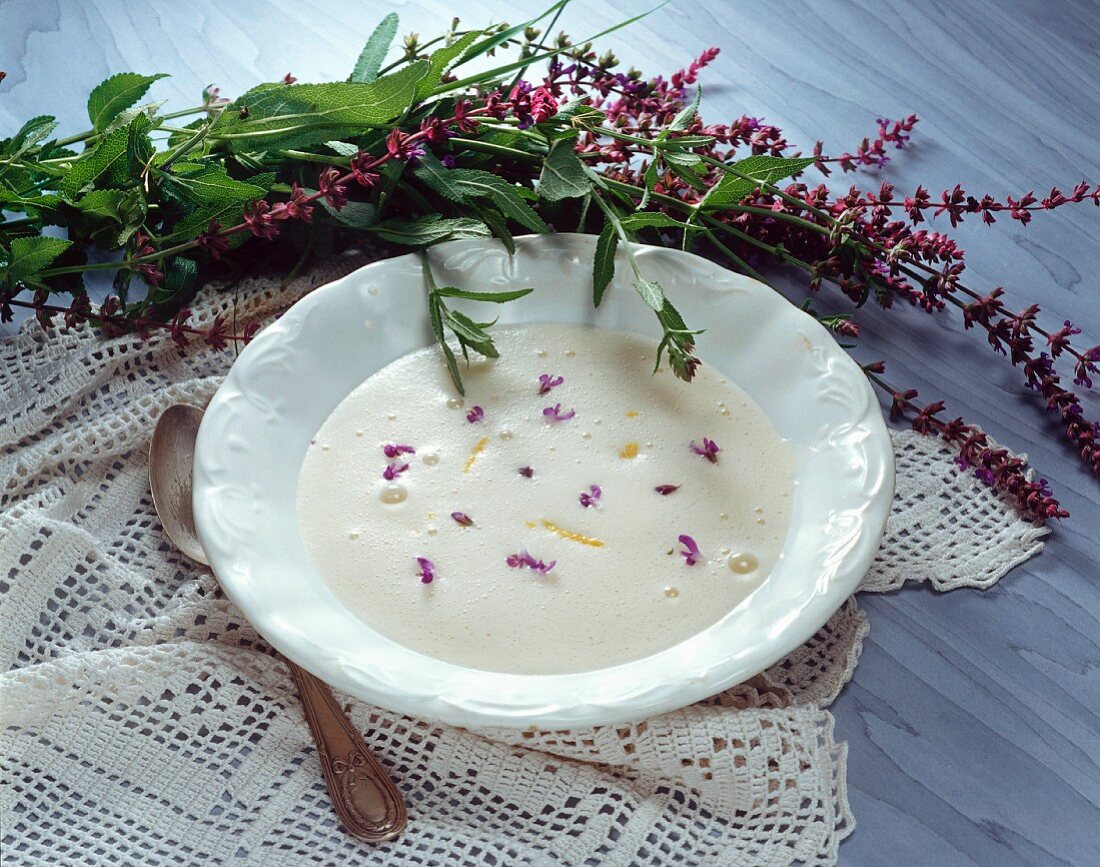 Weissweinsuppe mit Salbeiblüten
