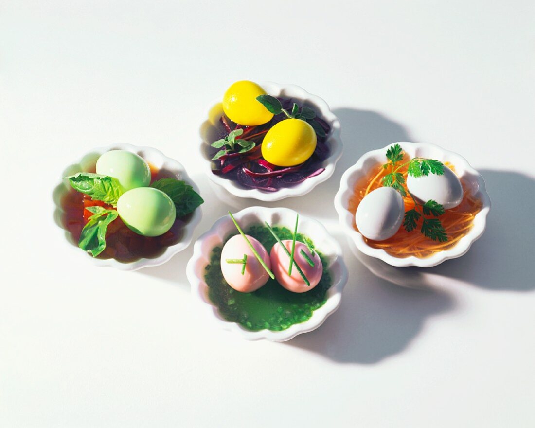 Coloured eggs on vegetables in aspic