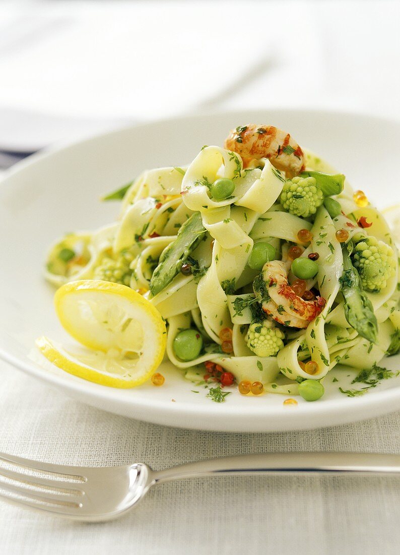 Tagliatelle orto e mare (Bandnudeln mit Scampi & Gemüse)