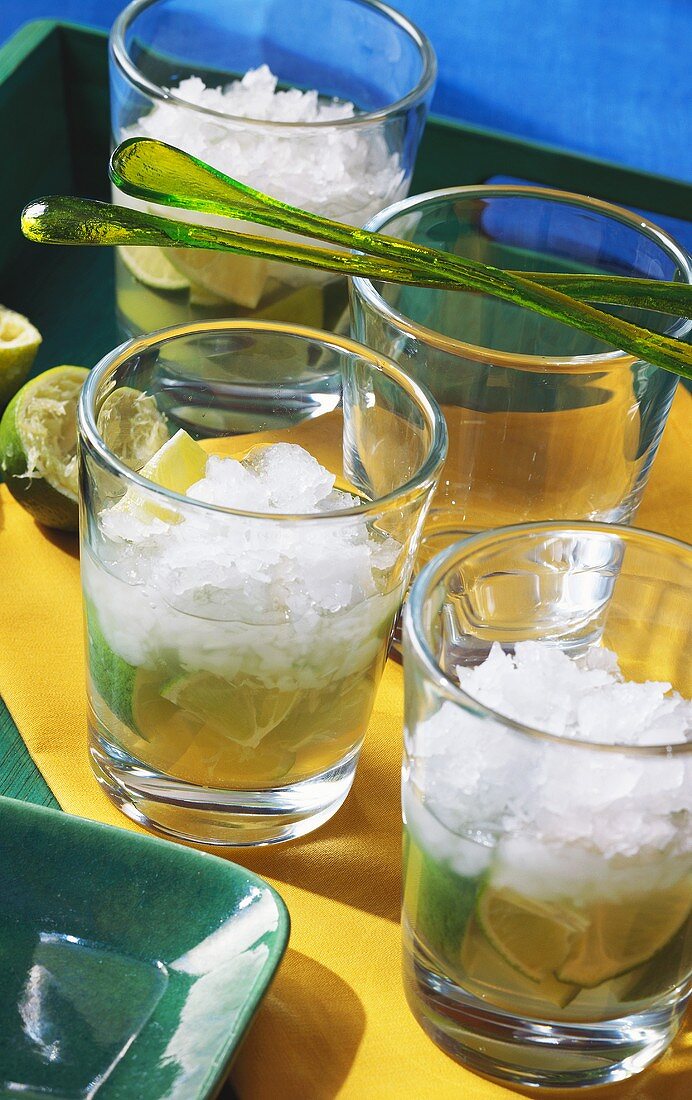 Drei Gläser Caipirinha mit Crushed Ice