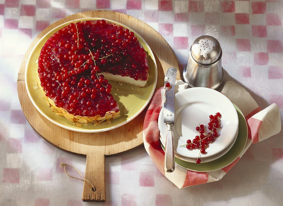 Redcurrant cake with ricotta and yoghurt cream