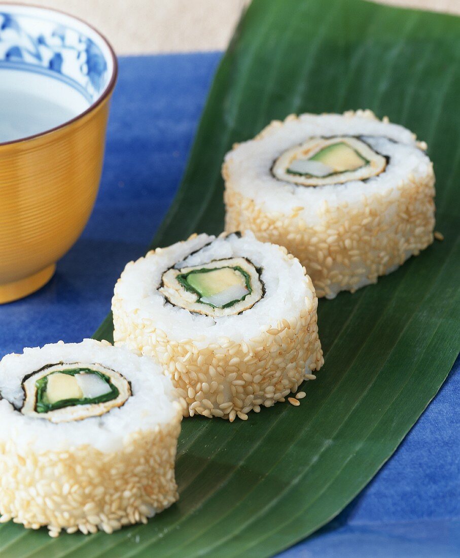 Sushi: spinach ura-maki with sesame edge