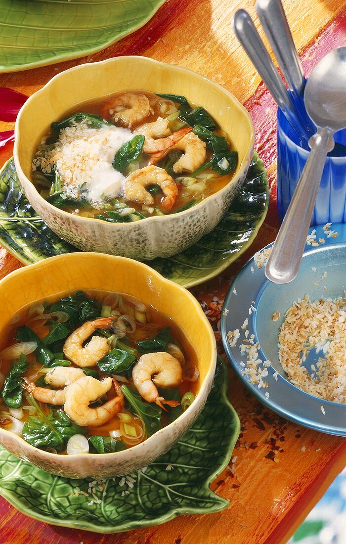Spinach and coconut soup with scampi
