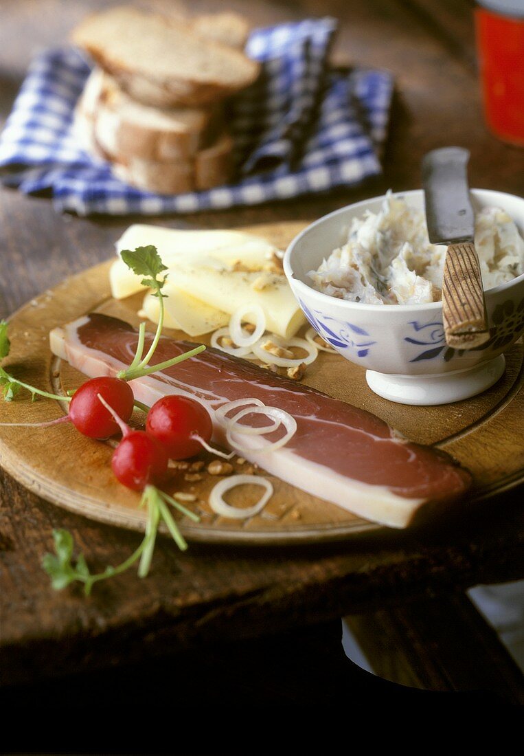 Tiroler Brotzeit mit Speck, Käse und Griebenschmalz