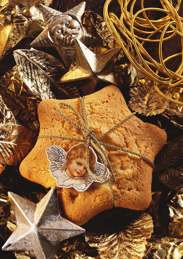 A lemon star surrounding by Christmas decorations