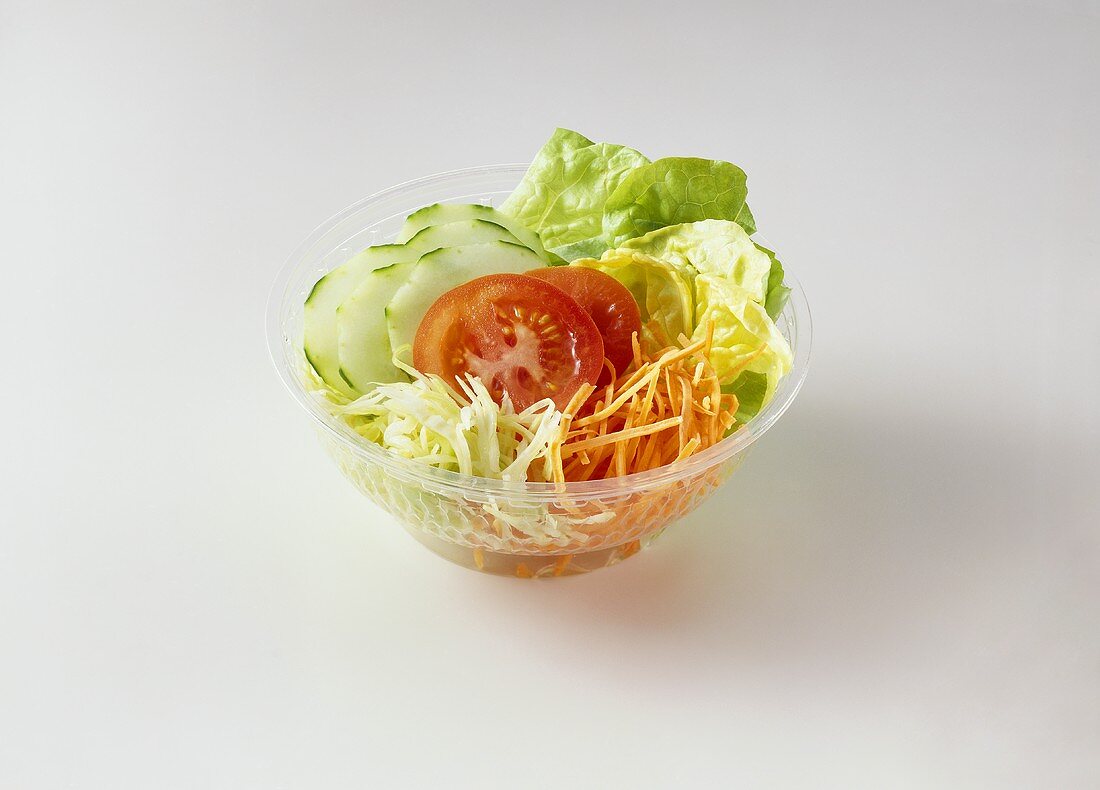 Gemischter Salat in Plastikschüssel