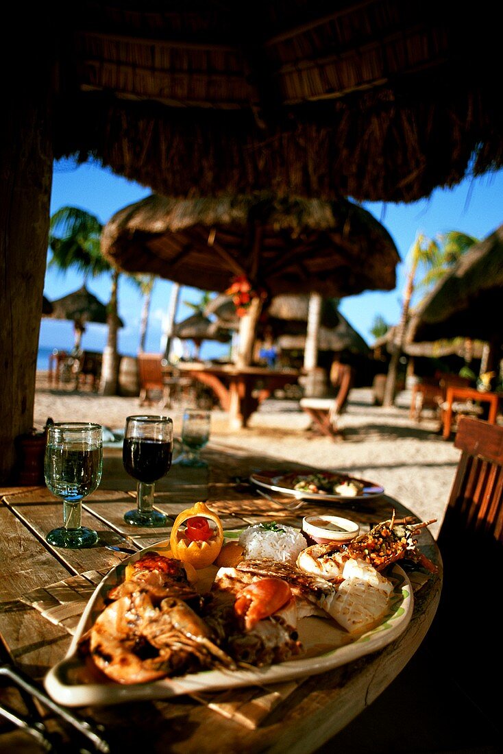 Grillteller an einer Strandbar auf Mauritius
