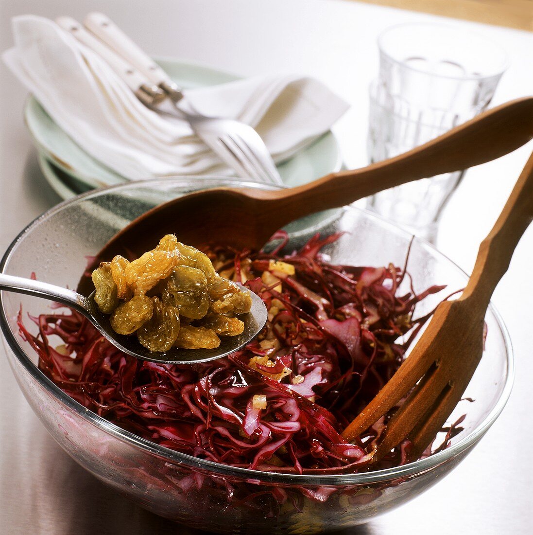 Red cabbage salad with raisins