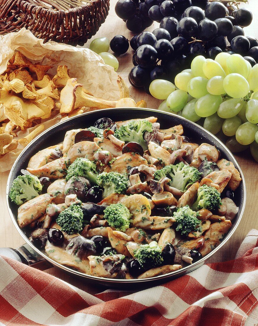 Pan-cooked chicken and broccoli dish with mushrooms and grapes