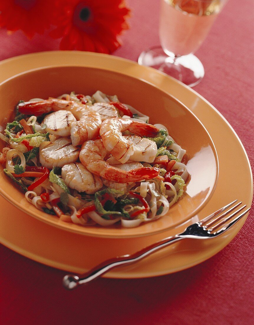 Gegrillte Jakobsmuscheln und Garnelen auf Nudelsalat