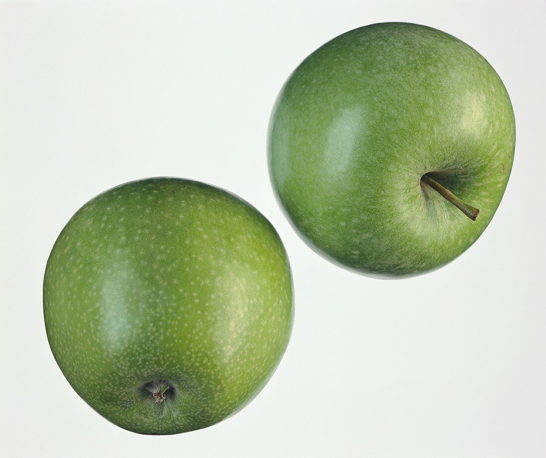 Zwei Äpfel der Sorte Granny Smith