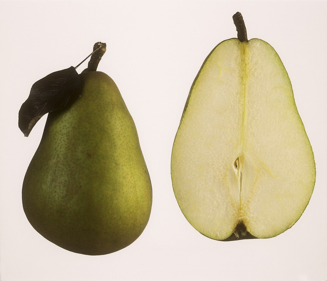 A whole pear and half a pear (Gellerts Butterbirne)