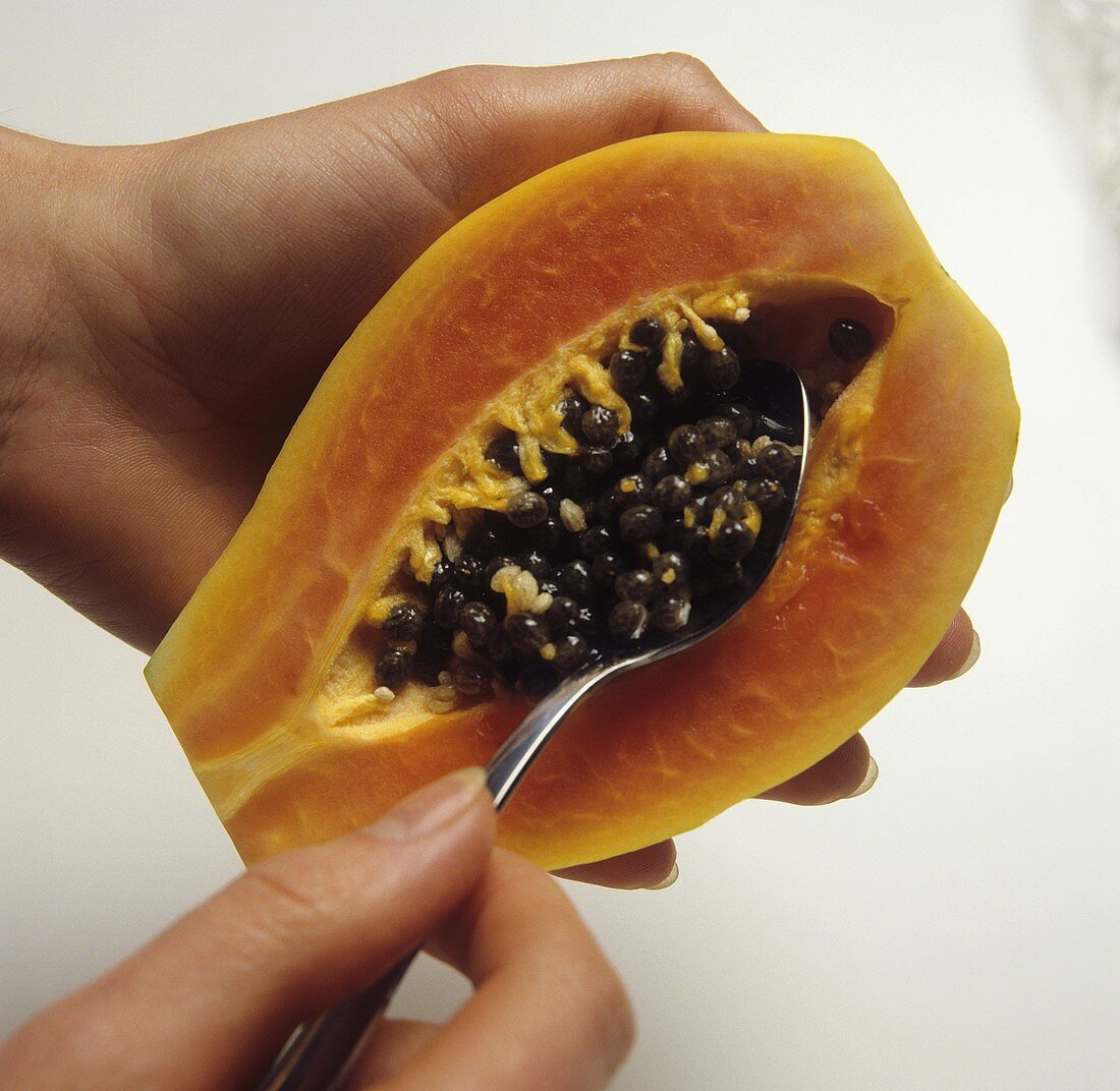 Papaya entkernen