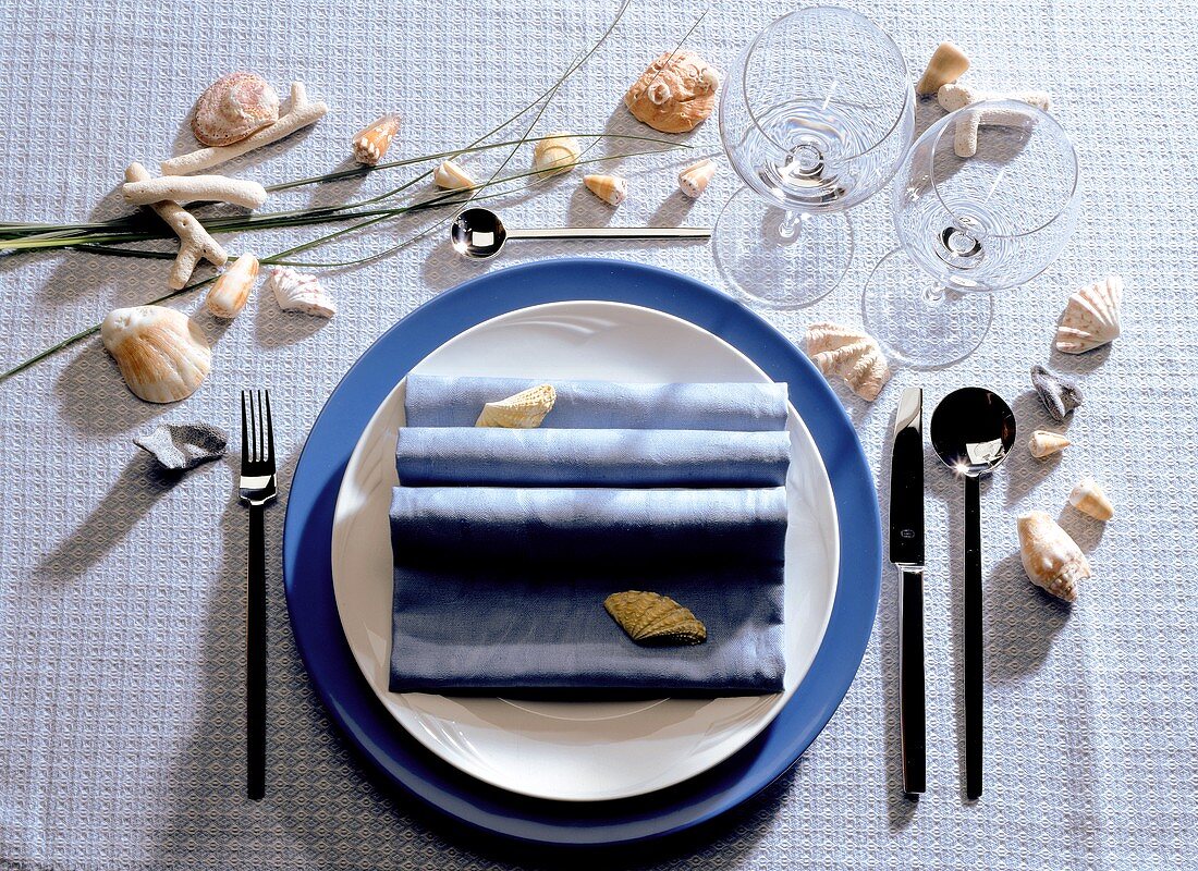 Festive table setting for one person (blue)