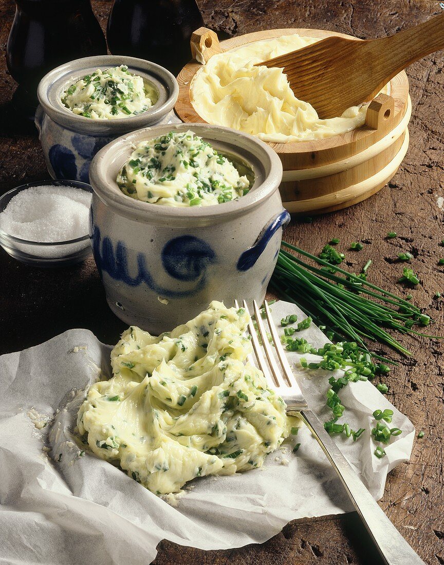 Schnittlauchbutter auf Papier und in Schälchen