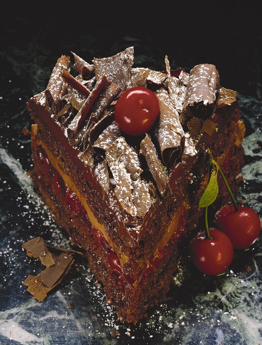 Ein Stück Schokoladen-Kirsch-Torte mit Schokospänen