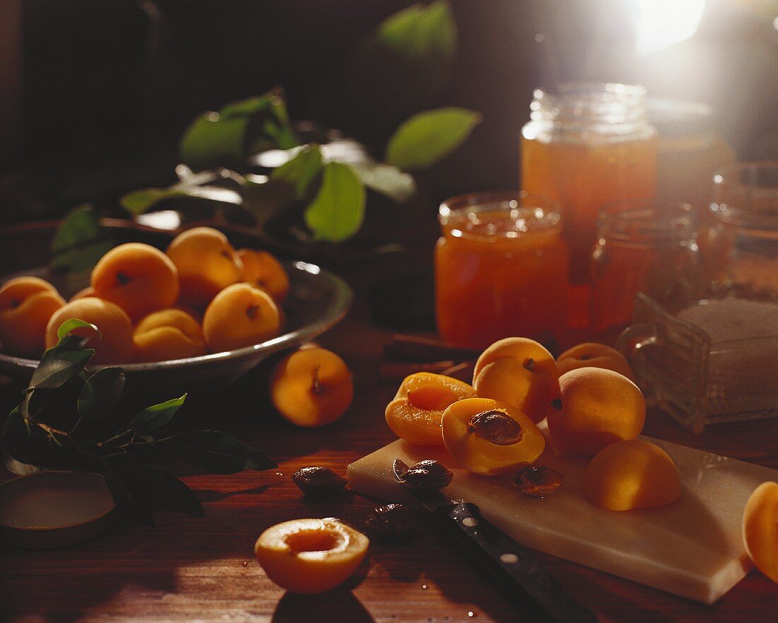 Frische Aprikosen und Aprikosenmarmelade
