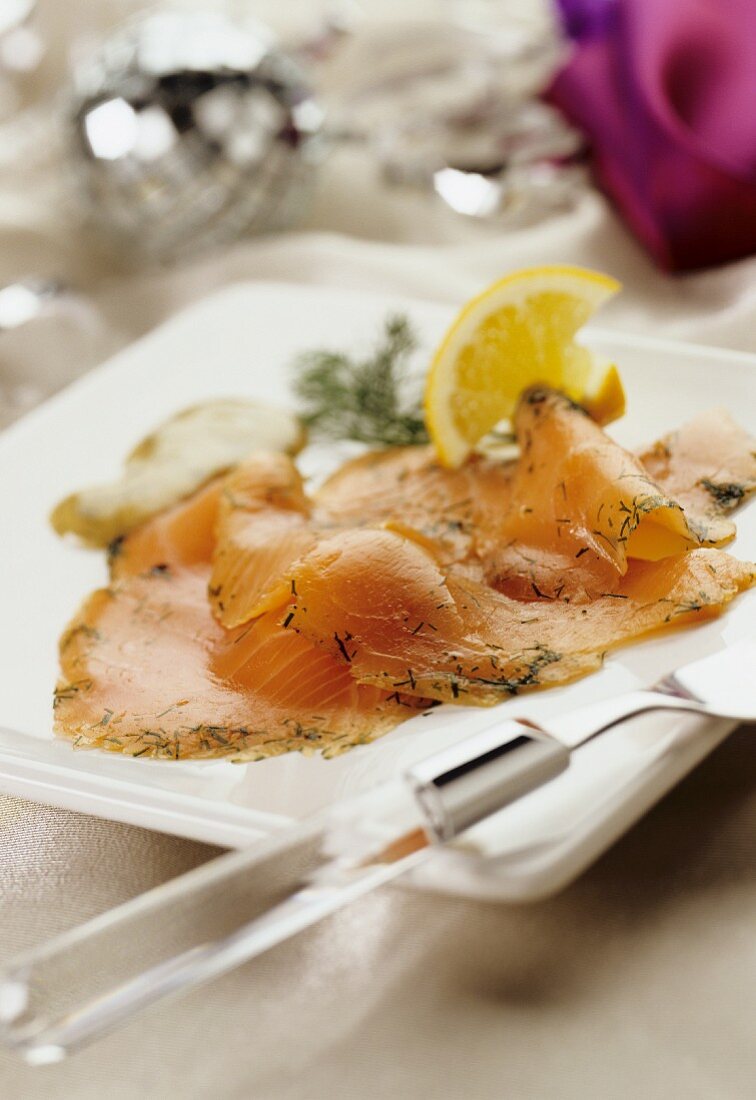 Graved lachs with lemon wedge and dill