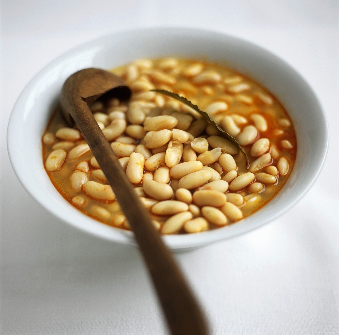 White bean soup with bay leaf