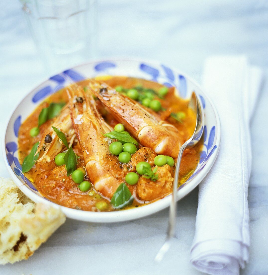 Shrimps in tomato and pea sauce