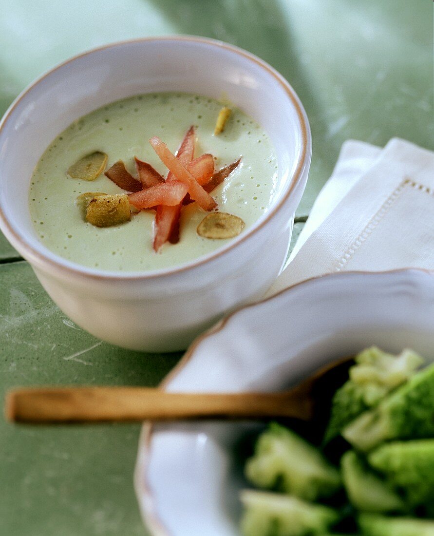 Cremige Romanescosuppe mit Tomaten und Knoblauch