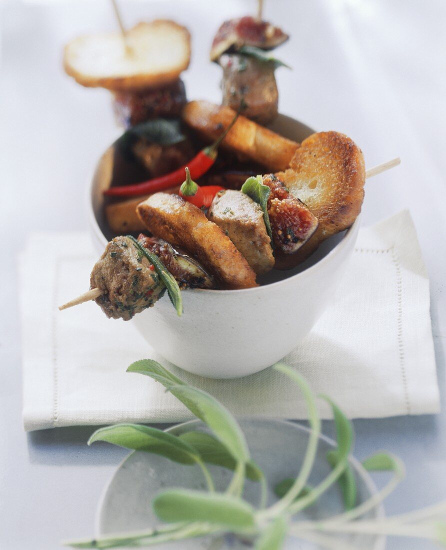 Liver kebab with baguette slices and figs