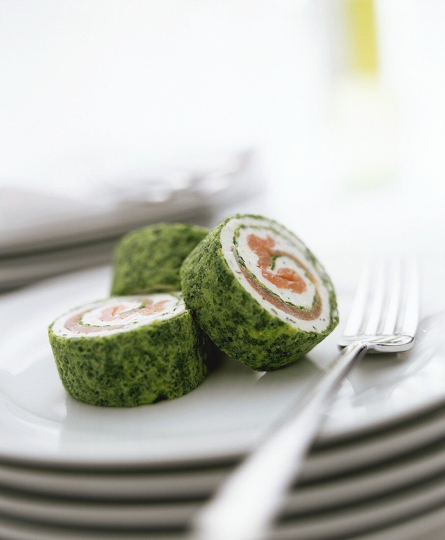 Smoked salmon roll with spinach