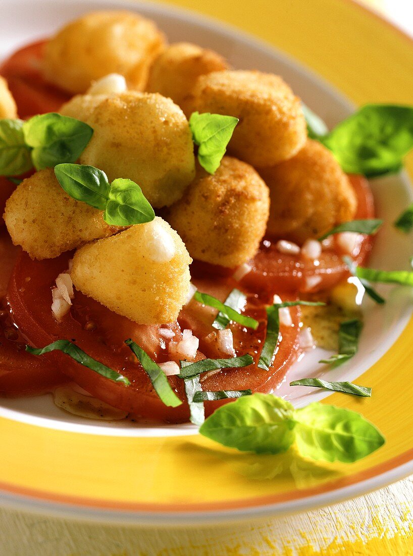 Gebackener Minimozzarella auf Tomatencarpaccio