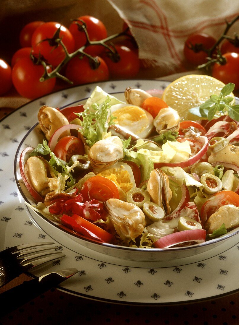 Gemischter Salat mit Muscheln und gekochtem Ei