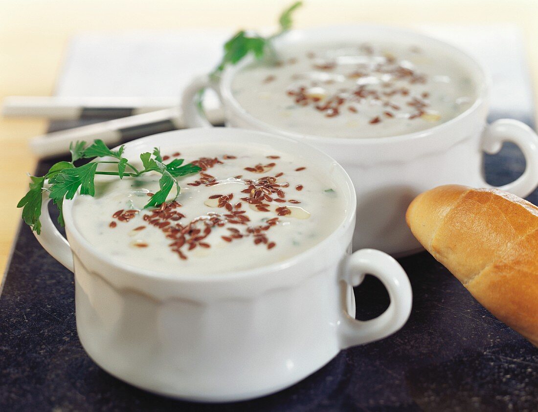 Kalte Joghurtsuppe mit Leinsamen