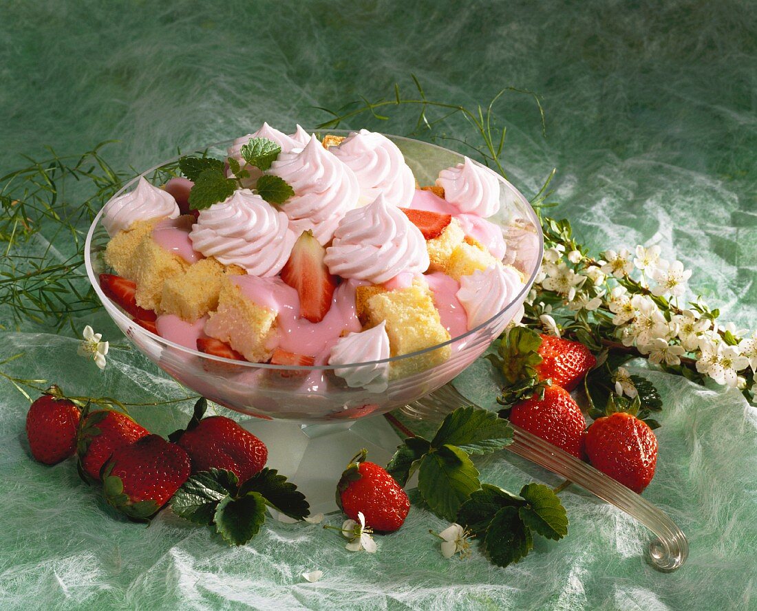 Erdbeerpudding mit Biskuitwürfeln, Erdbeeren und Sahne