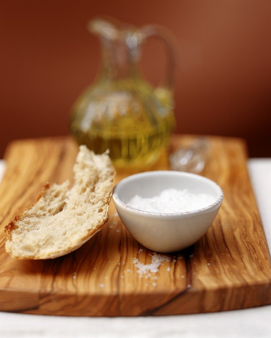Stillleben mit Brot, Salz und Olivenöl