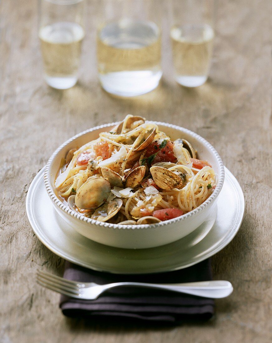 Spaghetti alle vongole (Spaghetti with clams, Italy)