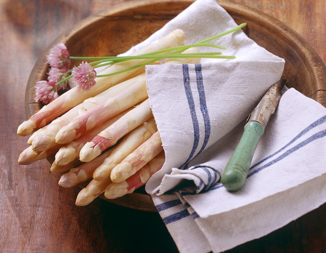 Weisser Spargel mit frischem Schnittlauch auf Geschirrtuch