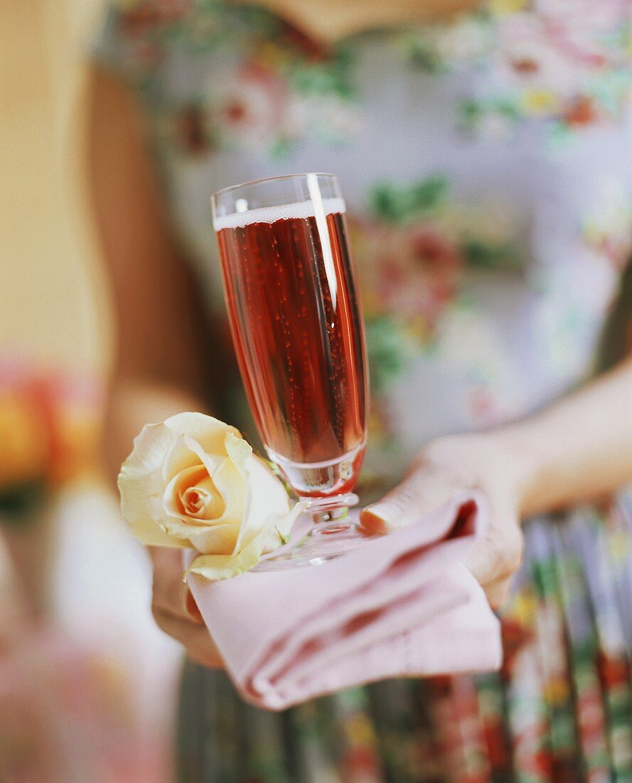 Romantischer Champagner-Rosen-Cocktail