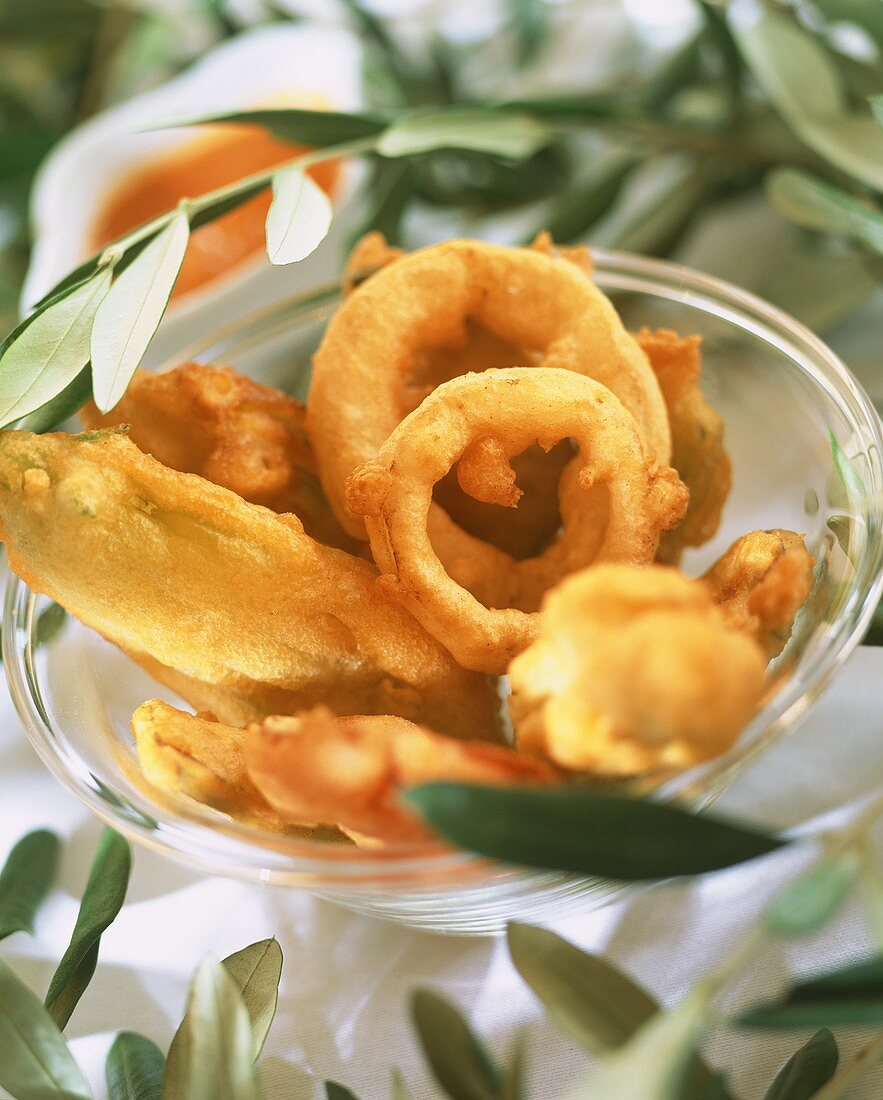 Frittierte Tintenfischringe und Gemüse in Glasschale