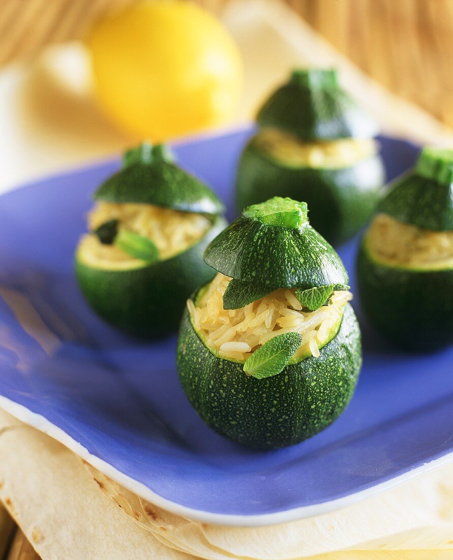 Runde Zucchini mit Reisfüllung