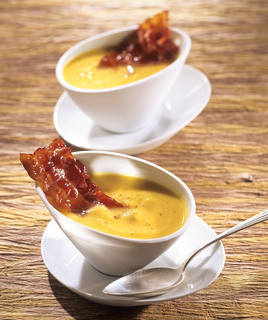 Kürbiscremesuppe mit Honig und Speckstreifen