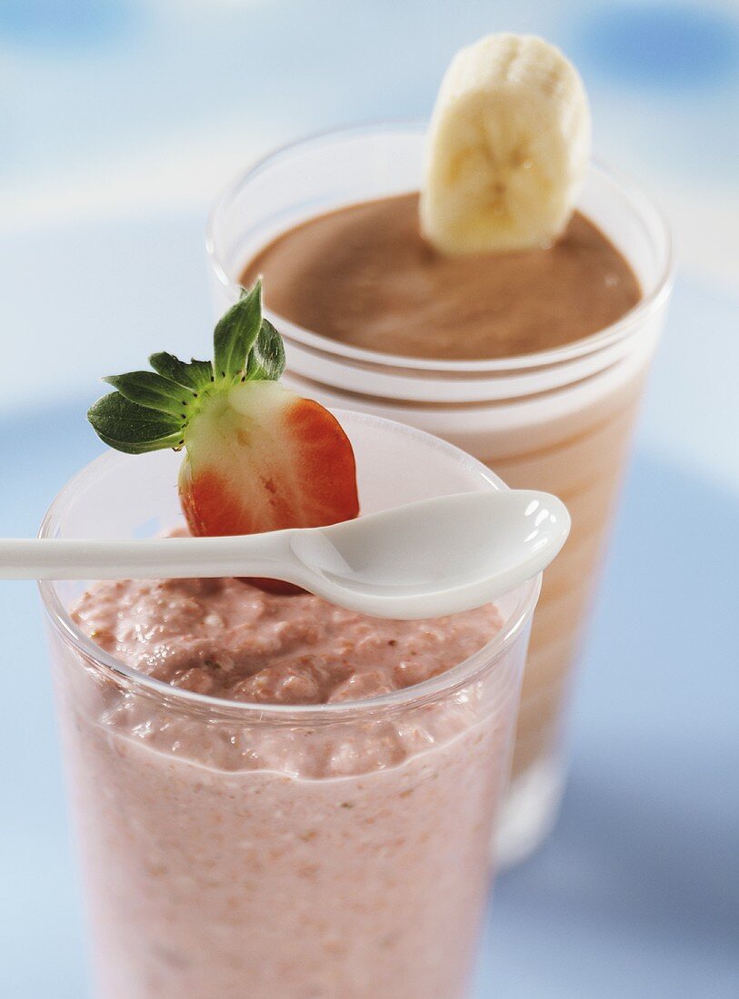 Erdbeer-Haferflocken-Mix und Joghurt-Bananen-Shake für Kinder